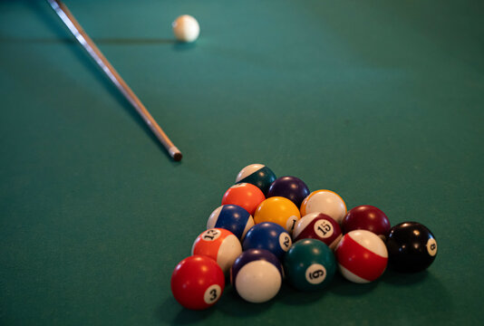 st&oacute;ł wraz z kulami i kijem do gry bilardowej.
