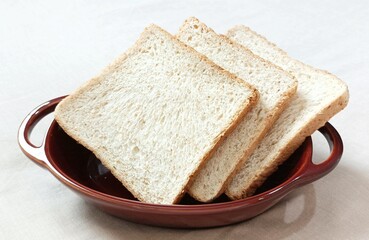 Wholemeal bread in ceramic bowl