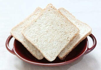 Wholemeal bread in ceramic bowl