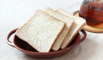 Wholemeal bread in ceramic bowl