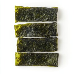 Obraz premium Crispy Roasted Seaweed Strips - Vibrant Green Delight on White Background