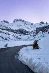 atardecer en los lagos de Covadonga  de la cordillera nevada  de los picos de Europa en invierno 