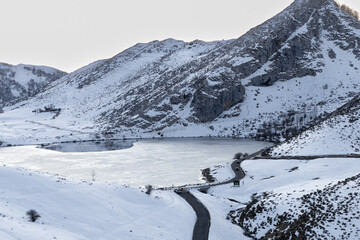 atardecer en los lagos de Covadonga  de la cordillera nevada  de los picos de Europa en invierno 