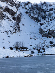 atardecer en los lagos de Covadonga  de la cordillera nevada  de los picos de Europa en invierno 