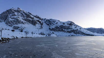 atardecer en los lagos de Covadonga  de la cordillera nevada  de los picos de Europa en invierno 