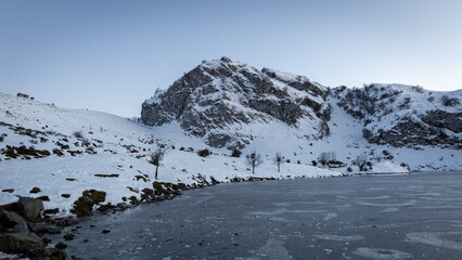 atardecer en los lagos de Covadonga  de la cordillera nevada  de los picos de Europa en invierno 