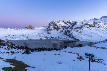 atardecer en los lagos de Covadonga  de la cordillera nevada  de los picos de Europa en invierno 
