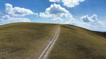 strada che va verso il cielo