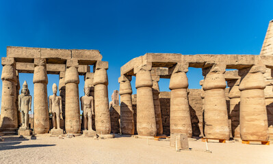Fototapeta premium Panoramic view of the royal court of Ramses inside the ancient temple of Luxor in ancient Thebes, Egypt. Captures the grandeur and scale of the pharaoh's court.
