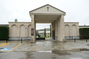 Fototapeta premium L'ingresso del cimitero di Santo Stefano Belbo in provincia di Cuneo, Piemonte, Italia.