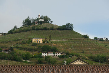 Il Santuario della Madonna della Neve sulla cima della collina di Moncucco a Santo Stefano Belbo in...