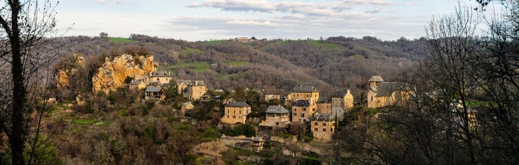 Obraz premium Vue panoramique sur le village de Rodelle surplombant la vallée du Dourdou et ses paysages au cœur du Causse Comtal, Aveyron, Occitanie