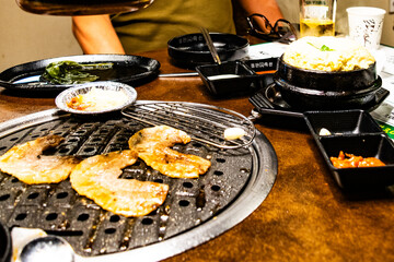 釜山の焼き肉店で懇親会をする