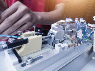 Obraz premium Vaccinator repair and service the vaccine injector machine.