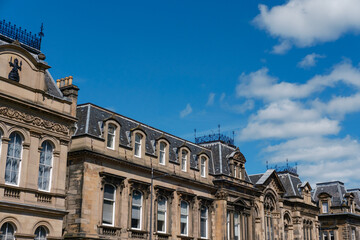 Obraz premium Historic architecture next to National Museum of Scotland in Edinburgh on a sunny day