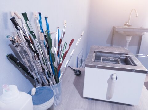 Alumunium color cans for madical laboratory.