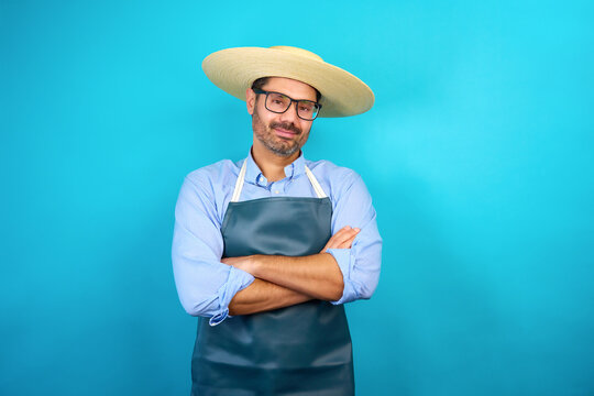retrato hombre maduro con delantal de cocina y chupalla sombrero tradicional de huaso chileno en estudio