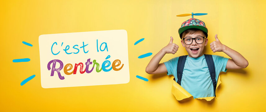 Un gar&ccedil;on &eacute;colier sur fond jaune de papier d&eacute;chir&eacute; montre un doigt vers le haut,  pouce lev&eacute;, c'est la rentr&eacute;e scolaire !