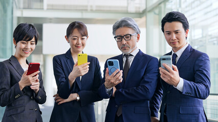 スマホを使う幅広い世代のビジネスパーソンのグループ