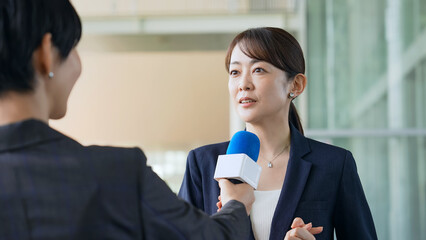 メディアからインタビューを受ける女性