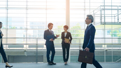 ロビーを歩くビジネスパーソンのグループ