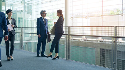 ロビーを歩くビジネスパーソンのグループ