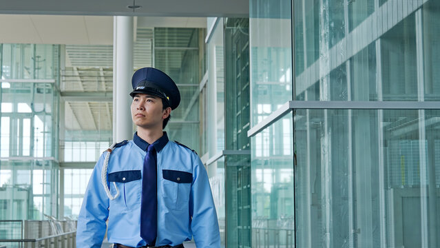 施設内をパトロールする警備員