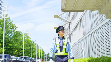 ビルの見回りをする警備員