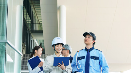 Obraz premium ビルを点検する様々な職業の人々（エンジニア・警備員・ビジネスマン・研究者）