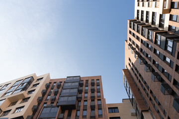 Fototapeta premium A low-angle view of modern apartment buildings against a clear blue sky.