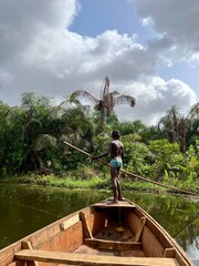 Jeune béninois dirigeant une barque