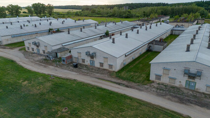 Obraz premium Drone photography of an old indoor chicken factory during summer day
