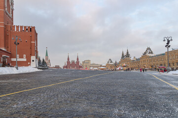 Obraz premium The Kremlin Wall in winter in Moscow. Red Square with a cobblestone pavement. Winter in Moscow on the eve of the New Year. Frosty weather in Moscow during the Christmas holidays.