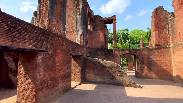 The british residency complex is a group of several building in a common precinct in the city of lucknow,uttar pradesh in India.