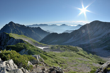 剱岳と別山の奥に、雲海に浮かぶ後立山連峰の山々