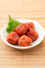 テーブルに置かれた梅干し