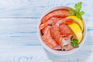 Fresh shrimps, accompanied by sprigs of fresh parsley and juicy lemon