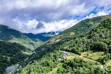 Vallée du Biros - Pyrénées - Ariège - Expansive green valleys with rural houses nestled among trees