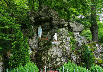 Heilige Maria in einer Felsnische auf der Schwäbischen Alb;