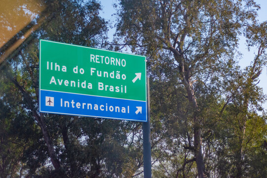 placa da entrada indicando a ilha do governador e o aeroporto do gale&atilde;o no rio de janeiro , brasil