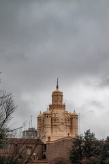 Imagen vertical con cúpula iglesia Catedral central en Córdoba, Argentina, cielo oscuro con tormenta