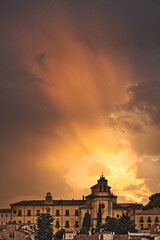 Obraz premium cloudy sunset over church