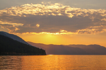 Obraz premium Sunset time at the lake Baikal