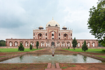 Obraz premium Humayun's tomb is the tomb of Mughal emperor, Mirza Nasir al-Din Muhammad commonly known as Humayun situated in Delhi, India.