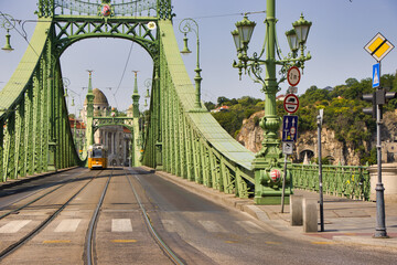 Freiheitsbrücke (Budapest) in Ungarn - Öffentlicher Transport - Strpaßenbahn auf Brücke