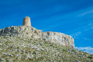 Panorama della Torre sant’Emiliano vista dal basso lungo il Cammino del Salento che da Lecce porta a Santa Maria di Leuca