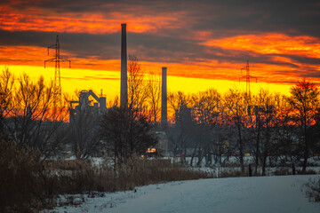 Wielki piec w Starachowicach o świcie na tle ognistego nieba i zimowego krajobrazu © Krzysztof Rostkowski