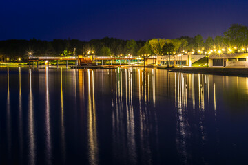 Nocny widok na port z odbiciem świateł w wodzie © Krzysztof Rostkowski