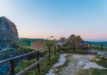 Obraz premium Ruins of a medieval castle Somoska or Somoskoi var on borders of southern Slovakia and Hungary at sunrise time.