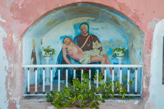 Un tabernacolo con l&rsquo;immagine dipinta della Piet&agrave; in un vicolo di Castro, borgo marinaro lungo il Cammino del Salento che da Lecce porta a Santa Maria di Leuca